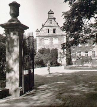 Schloss Surenburg bei Riesenbeck: Toreinfahrt mit Blick in den Innenhof und auf das Schlossgebäude