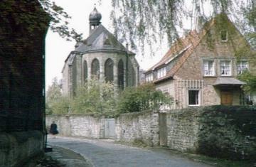 Chorseitiger Blick auf die ev. Brunstein-Kapelle, Stiftung der Familie Brunstein im 13. Jh., heutiger Bau 15. Jh.