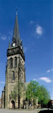 Katholische Pfarrkirche St. Lambertus, spätgotische Hallenkirche, turmseitige Ansicht mit Kirchplatz