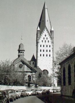 Turm des St. Liborius Domes und Alexiuskapelle von Westen