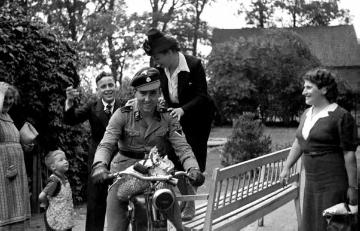 Soldat der Waffen-SS mit Motorrad auf dem Hof Schulze Böckenhoff, mit Elly Böckenhoff, Hermi Gossens und Anne Böckenhoff. Der Soldat war Mitglied einer österreichischen SS-Einheit, die von Herbst 1939 bis Frühjahr 1940 in Raesfeld einquartiert war.