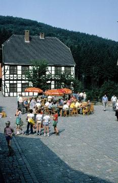 LWL-Freilichtmuseum Hagen: Straßencafé auf dem Platz vor dem Gasthof zur Post