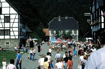 LWL-Freilichtmuseum Hagen: Besucherstrom am Straßencafé vor dem Gasthof
