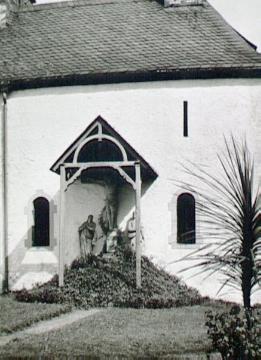Kreuzigungsgruppe an der St. Augustinus-Kirche in Listernohl (Aufnahme vor Flutung der Biggetalsperre 1965, Neubau der Kirche in Neu-Listernohl 1965/66)