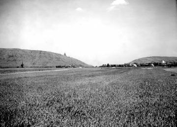 Das Wesertal mit Jakobs- und Wittekindsberg (Wiehengebirge) - im Hintergrund links das Kaiser-Wilhelm-Denkmal