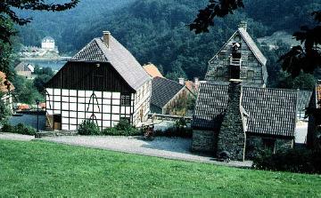 LWL-Freilichtmuseum Hagen: Gasthof und Hufschmiede mit Blick in das Tal