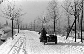 Einquartierungen, Fahrzeug der Waffen-SS auf der schneebedeckten Marbecker Straße. Teil einer SS-Einheit aus Österreich, die von Herbst 1939 bis Frühjahr 1940 in Raesfeld stationiert war.