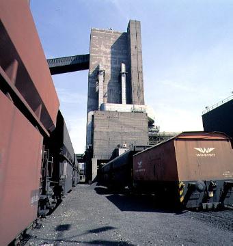 Kokerei August Thyssen, Koksofenbatterie 3: Waggons zur Kohleanlieferung/-abfertigung am Kokssiebturm