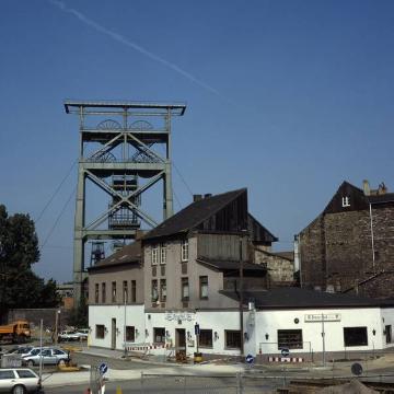 Nach Betriebsstilllegung 1985: Doppelbock-Förderturm von 1933 auf Zeche Gneisenau in Dortmund-Derne (Scharnhorst), Altenderner Straße - Zechenbetrieb 1880er Jahre bis 1985.