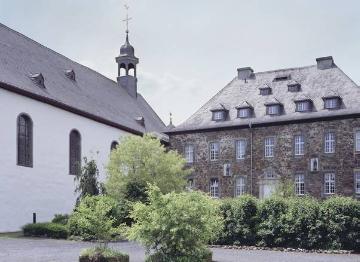 Kloster Rumbeck (auch Stift Rumbeck) in Arnsberg-Rumbeck, ehemaliges Prämonstratenserinnenkloster (um 1190-1806), links: St. Nikolaus-Kirche, erbaut Anfang 13. Jh., rechts: einstiges Propsteigebäude (Mescheder Straße 79)