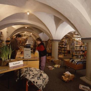 Stadtbibliothek im Krameramtshaus, Alter Steinweg (bis 1994): Kinderbuchabteilung in den Gewölben des Tiefgeschosses