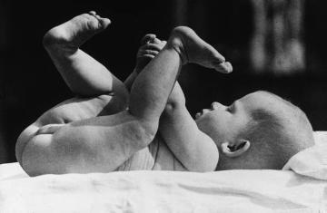 Säugling im 1. Lebensjahr: Entdeckung der eigenen Gliedmaßen