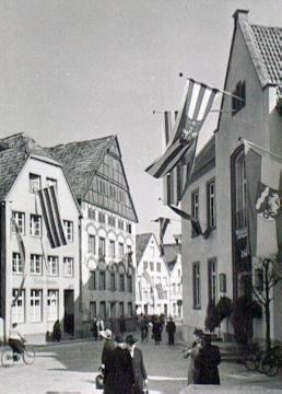 Fahnenschmuck auf dem Marktplatz; Ansicht mit dem Rathaus und Haus Temme