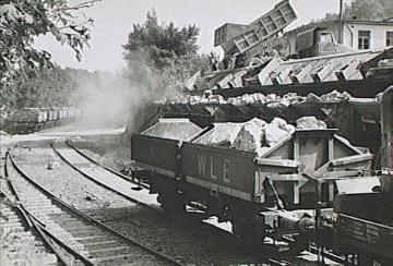 Kalksteinverladung vom Lastkraftwagen auf Eisenbahnwaggons der Westfälischen Landeseisenbahn