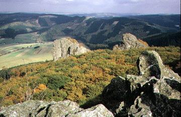 Naturschutzgebiet Bruchhauser Steine auf dem Istenberg mit Blick nach Nordosten auf den Ginsterkopf
