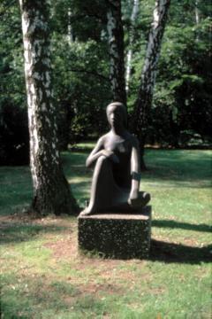 Skulptur von Fritz Szalinski im Park der Westfälischen Klinik für Psychiatrie Gütersloh, 1974.