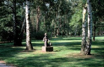 Skulptur von Fritz Szalinski im Park der Westfälischen Klinik für Psychiatrie Gütersloh, 1974.