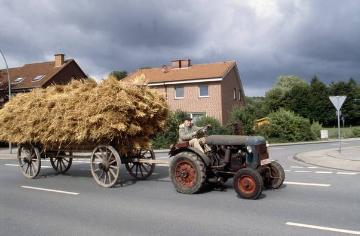 Festzug 850-Jahrfeier Nordwalde 2001:  Einfahrt eines historischen Traktors mit Anhänger