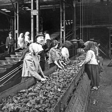 Zeche Hedwigs Wunsch, Oberschlesien, Kohleseparationshalle: Arbeiterinnen beim Auslesen beigemengter Gesteine. Undatiert, um 1910?
