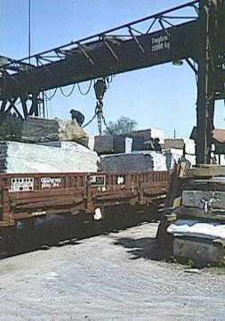 Marmorwerk in Allagen: Verladen großer Marmorblöcke auf einen Güterwaggon