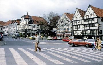 Marktplatz mit Fachwerkhäusern des 16. und 18. Jh. und Parkplatz