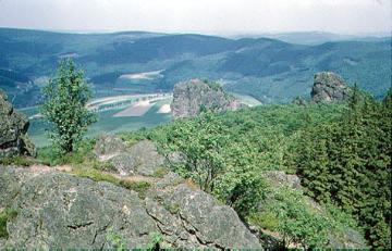 Im Naturschutzgebiet Bruchhauser Steine auf dem Istenberg bei Bruchhausen mit Blick nach Nordosten auf den Ginsterberg