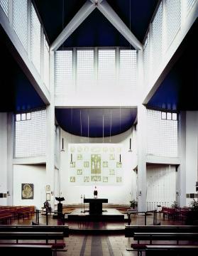 Moderne Kirchenarchitektur: Kirchenhalle der kath. Pfarrkirche St. Johannes Evangelist, erbaut 1964, Einener Str. 3