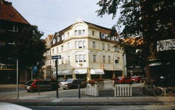 Architektonischer Blickfang in der Warendorfer Straße: Wohn- und Geschäftshaus Reckfort, erbaut 1902, mit Adler-Drogerie Reckfort (seit 1937, Hausnummer 61a) und Schuhhaus Hülck