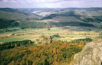Tallandschaft nördlich vom Istenberg (NSG Bruchhauser Steine) mit Blick auf den Ortsteil Elleringhausen