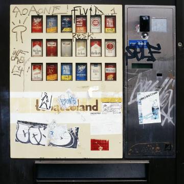Zigarettenautomat am Gebäude Sophienstraße 23