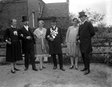 Schützenfest Raesfeld, 1930: Königspaar Heinrich Hüning und Maria Tünte vor der alten Kaplanei - links: Frau Hater und Alois Welsing, rechts: Frau Hünning und Bernhard Hidding.