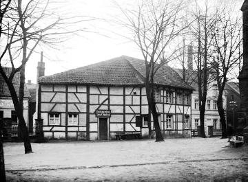 Fachwerkgasthof Josef Halstrick an der St. Georg-Kirche in Alt-Marl, auch "Bügeleisen" genannt, um 1915?