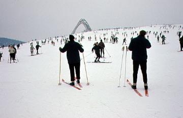 Belebte Skipiste auf dem Herrloh - im Hintergrund die St. Georg-Sprungschanze