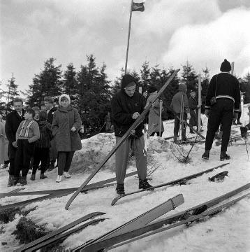Skispringen auf der St. Georg-Sprungschanze am Herrloh: Skispringer beim Wachsen ihrer Skier