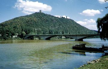 Hengsteysee mit Brücke und Blick zur Hohensyburg