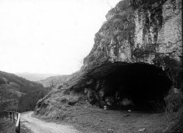 Eingang der Feldhofhöhle im Hönnetal