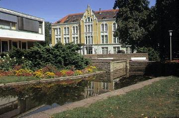 Kurhaus und Grünanlage im Stadtteil Bad Hamm