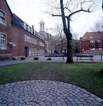 Maria-Euthymia-Platz mit Krankenhausapotheke der Clemensschwestern, Abriss 2006 zugunsten einer Altenwohnanlage - im Hintergrund: St. Clemens-Kirche