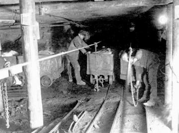 Kupfergewinnung: Förderwagen mit Kupferschiefer in einem Bremsberg in der Grube Mansfeld bei Eisleben