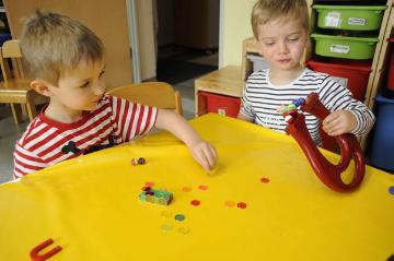 Kindertagesstätte Werl-Nord: Kinder beim Experimentieren mit Magnetismus im "Forscherraum"