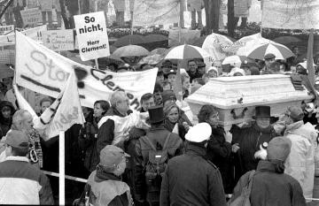 Lüdenscheid, Febuar 1999: LWL-Demonstration gegen die Auflösung des Landschaftsverbandes: Bedienstete tragen aus Protest einen Sarg durch die Menge. Am 1.2.1999 tagte die Landtagsfraktion der Sozialdemokratischen Partei Deutschlands SPD in Lüdenscheid zur geplanten Auflösung der Landschaftsverbände Rheinland und Westfalen.