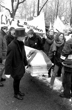 Lüdenscheid, Febuar 1999: LWL-Demonstration gegen die Auflösung des Landschaftsverbandes: Bedienstete tragen aus Protest einen Sarg durch die Menge. Am 1.2.1999 tagte die Landtagsfraktion der Sozialdemokratischen Partei Deutschlands SPD in Lüdenscheid zur geplanten Auflösung der Landschaftsverbände Rheinland und Westfalen.