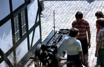 LWL-Freilichtmuseum Hagen, Museumsaktion: Museumsbesucher bei einem Kettenschmiedewagen vor der Kettenschmiede