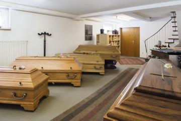 Bestattungen Krimpmann (seit 1903): Sargausstellung im Beerdigungsinstitut Dirk Krimpmann - Senden, Mühlenstraße