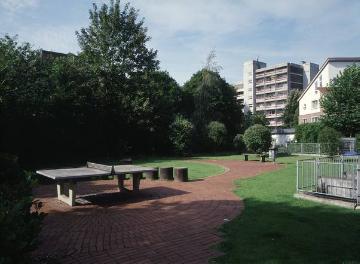 Grünanlage mit Tischtennisplatte am Idenbrockplatz/Am Burloh