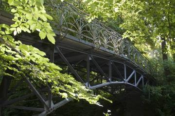 Glacis Minden: Romantische Eisenbrücke in der historischen Wallanlage, geschliffen 1873
