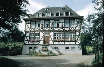 Theresienstift in Listernohl: Kindergarten und Schwesternwohnheim des Franziskanerordens (Ortschaft geflutet mit Einstau des Biggesees 1965)
