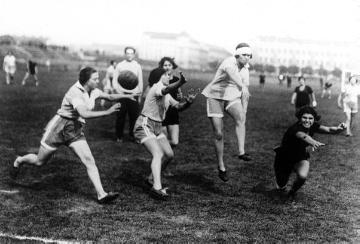 Ballsport: Damenhandball auf dem Sportplatz