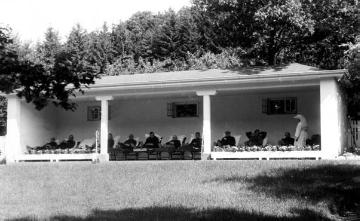 TBC-erkrankte Patienten in der Liegehalle, als Gasteinrichtung untergebracht auf dem Gelände der Provinzial-Heilanstalt Warstein. Undatiert.