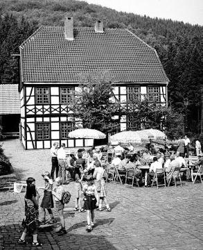 LWL-Freilichtmuseum Hagen: Belebtes Straßencafé vor dem Gasthof zur Post